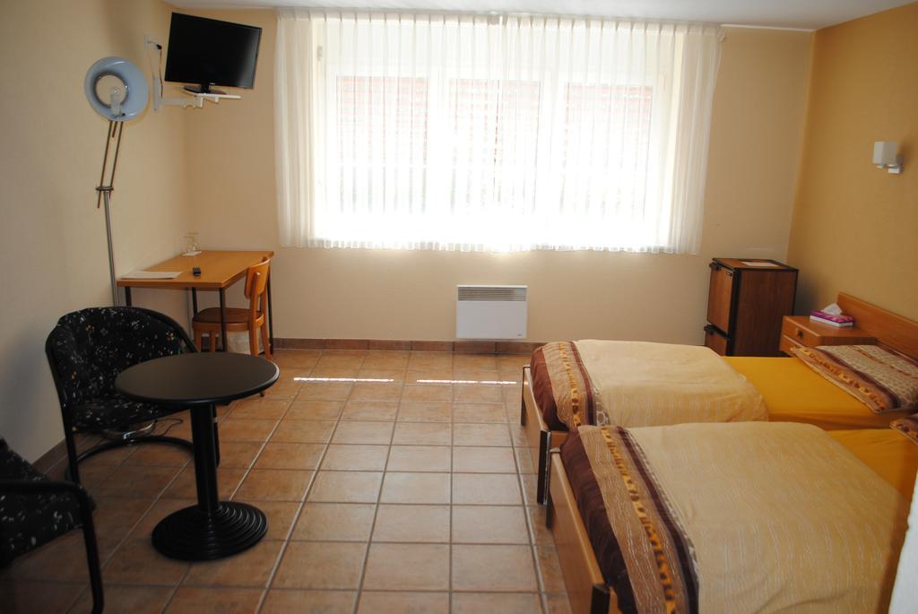Motel - Hotel La Poularde Romont Room photo